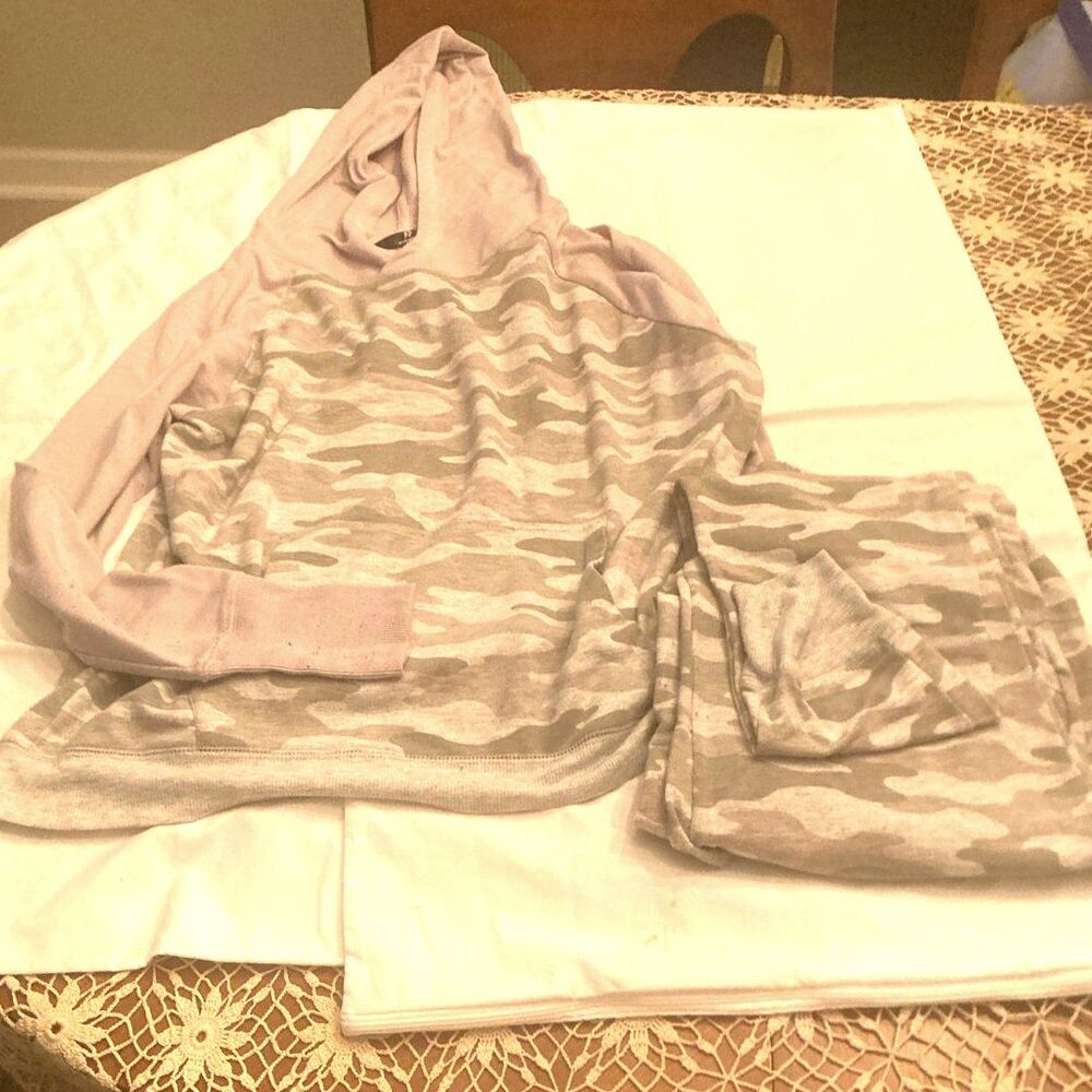 Runway Girls XL (16–18) Gray Camo Lounge Set  Hoodie & Joggers Soft Outfit
